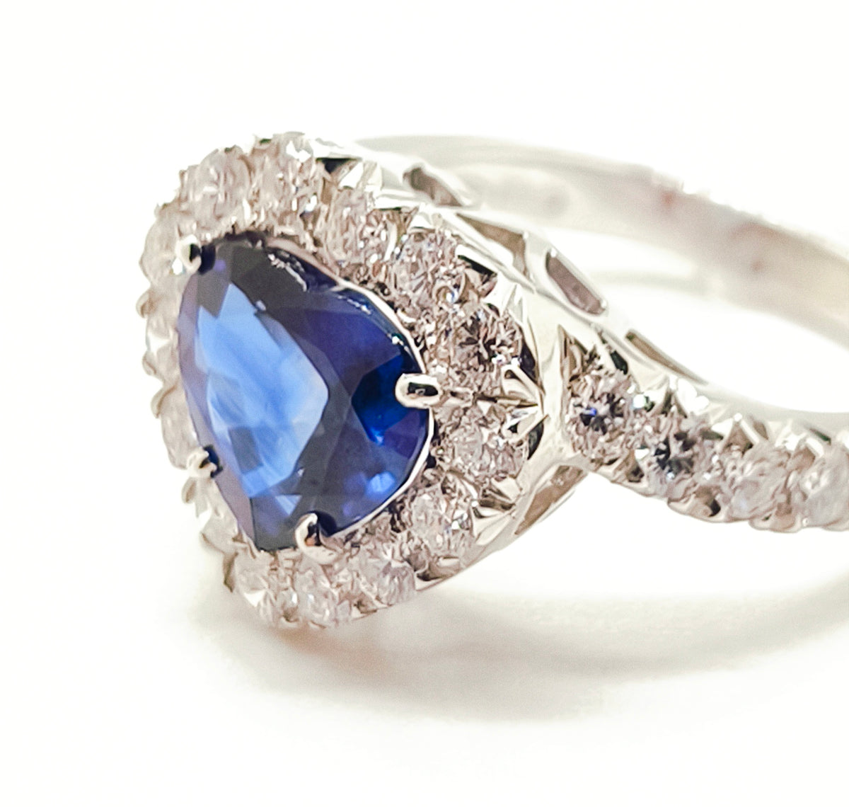 Anello in oro con zaffiro e diamanti - Gioielli Pavan