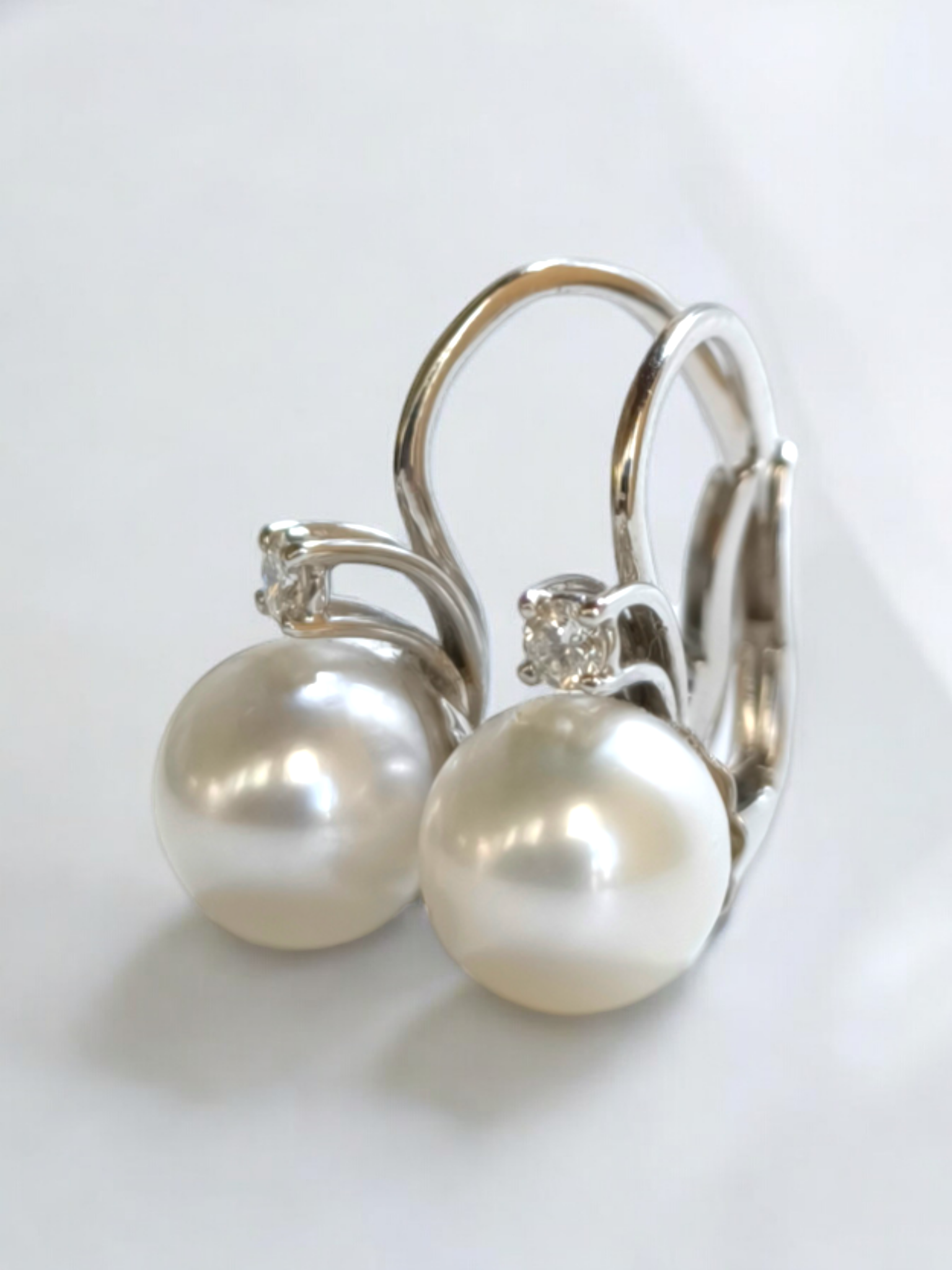 Orecchini a monachella con perle e diamanti - Main Image