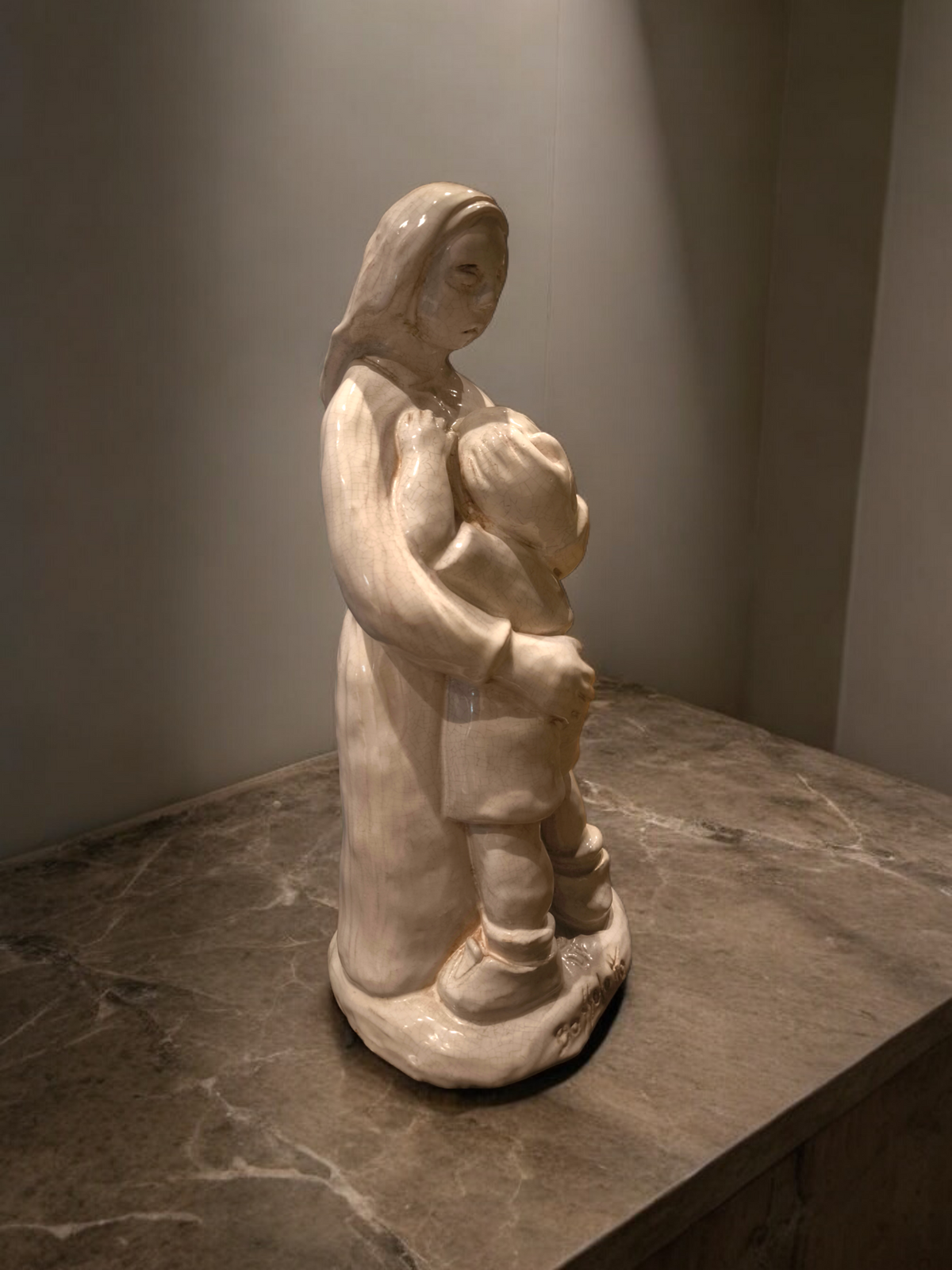 Scultura in maiolica Maternità abbraccio - Gioielli Pavan