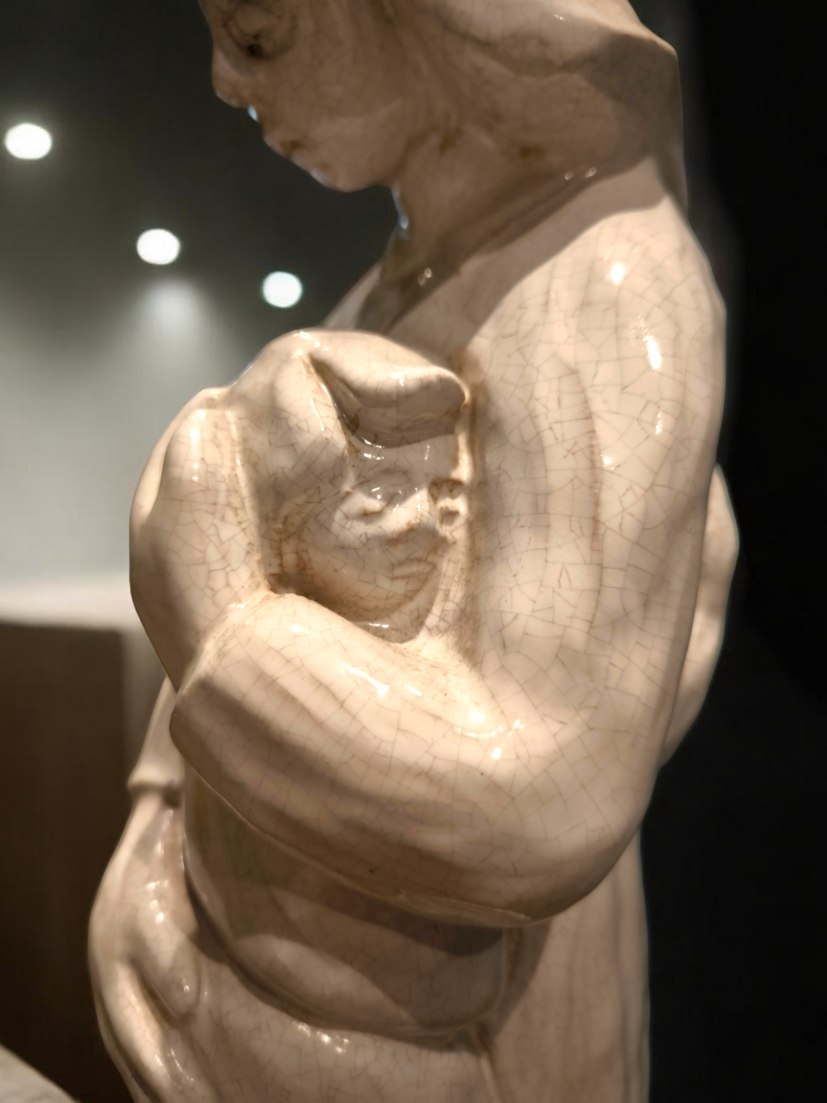 Scultura in maiolica Maternità abbraccio - Gioielli Pavan
