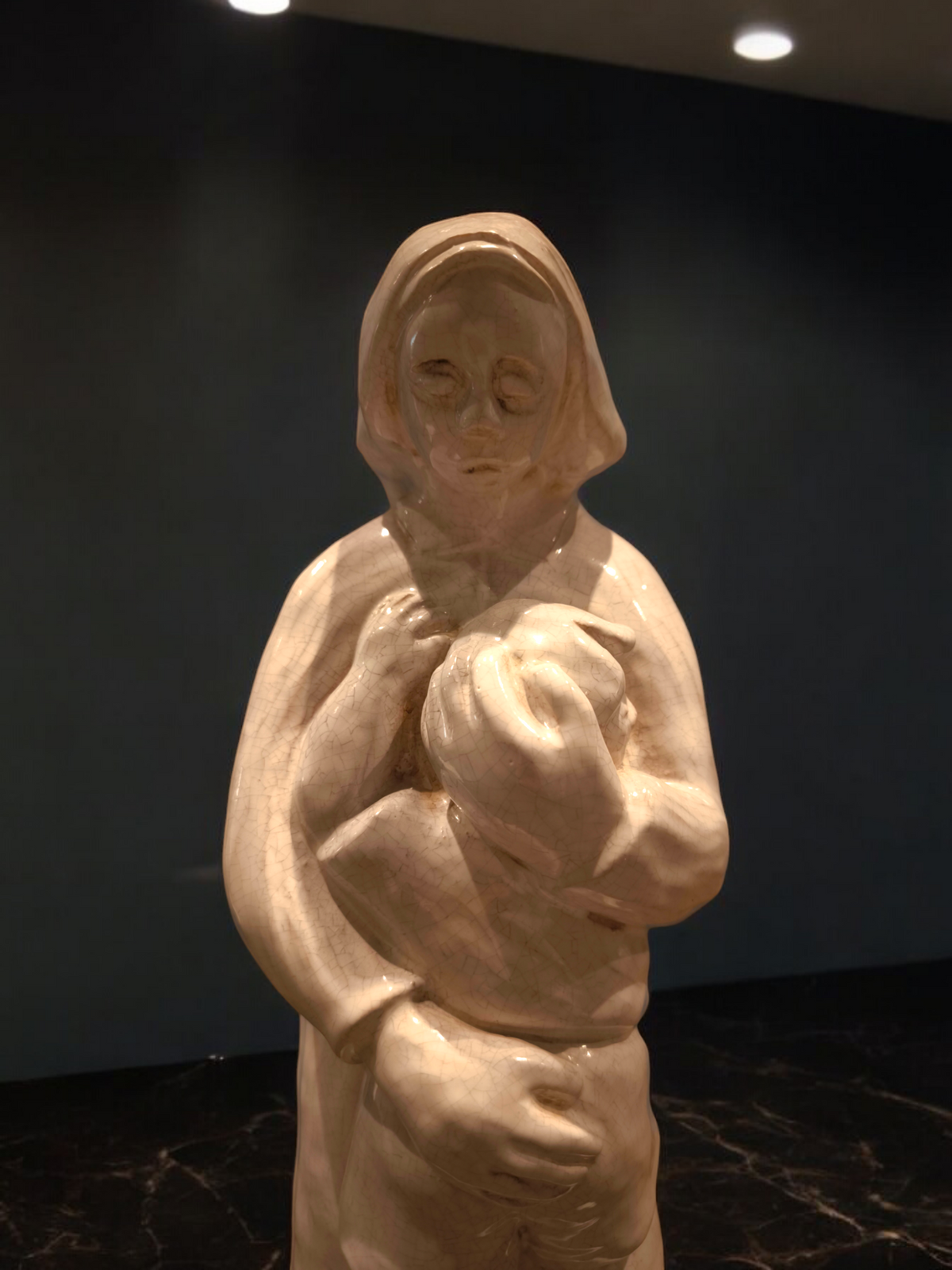 Scultura in maiolica Maternità abbraccio - Gioielli Pavan