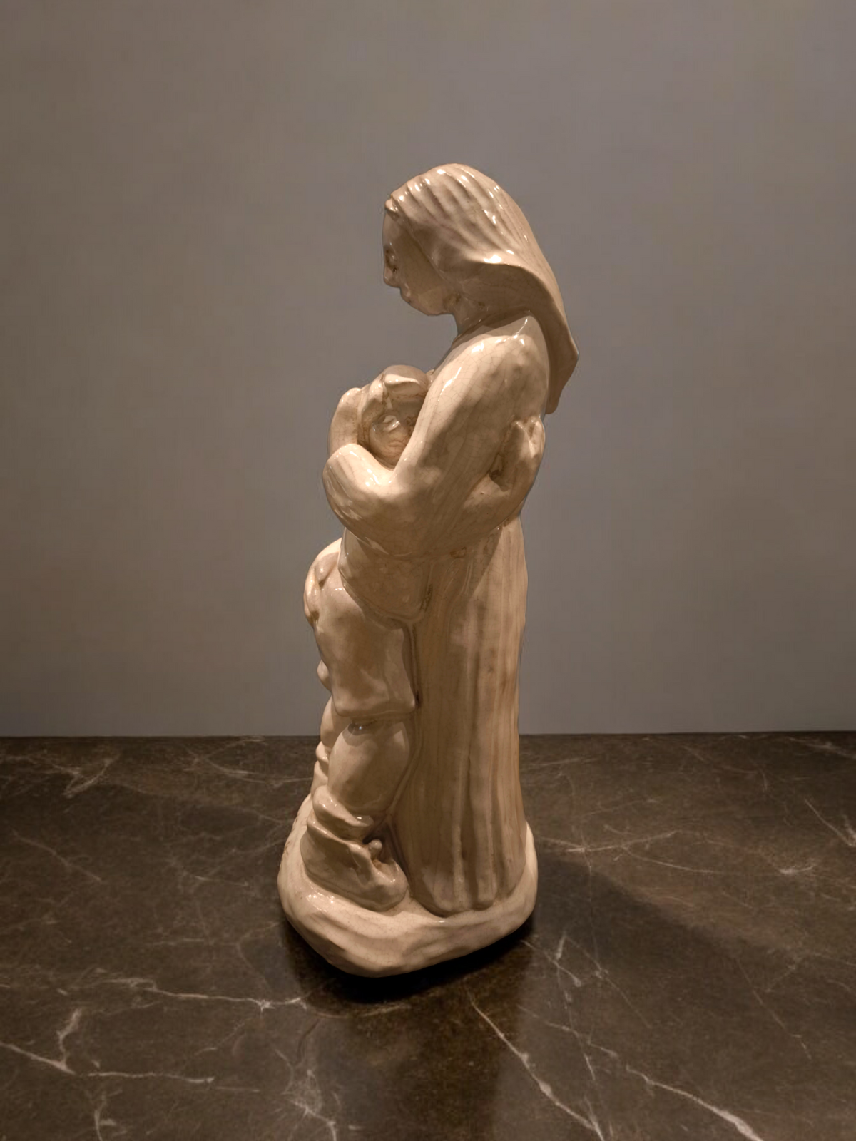 Scultura in maiolica Maternità abbraccio - Gioielli Pavan