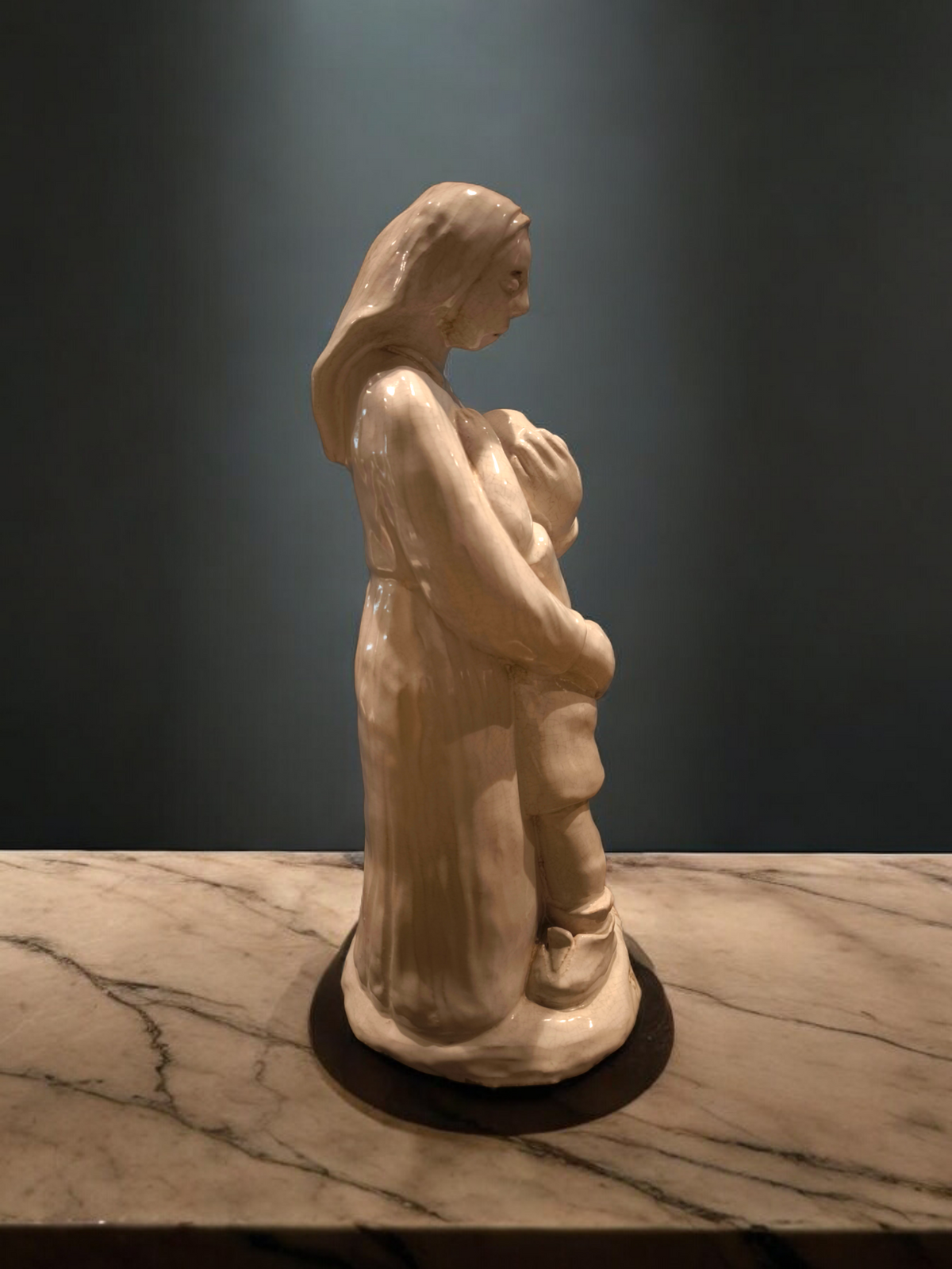 Scultura in maiolica Maternità abbraccio - Gioielli Pavan