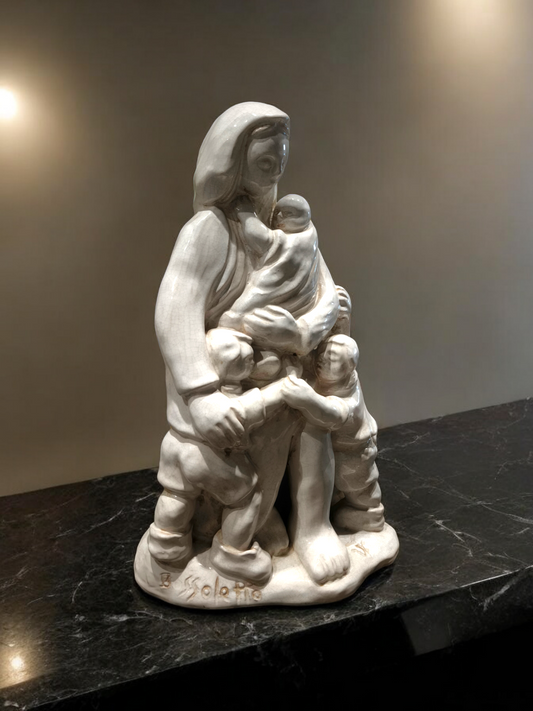 Scultura in maiolica Maternità con tre figli - Gioielli Pavan