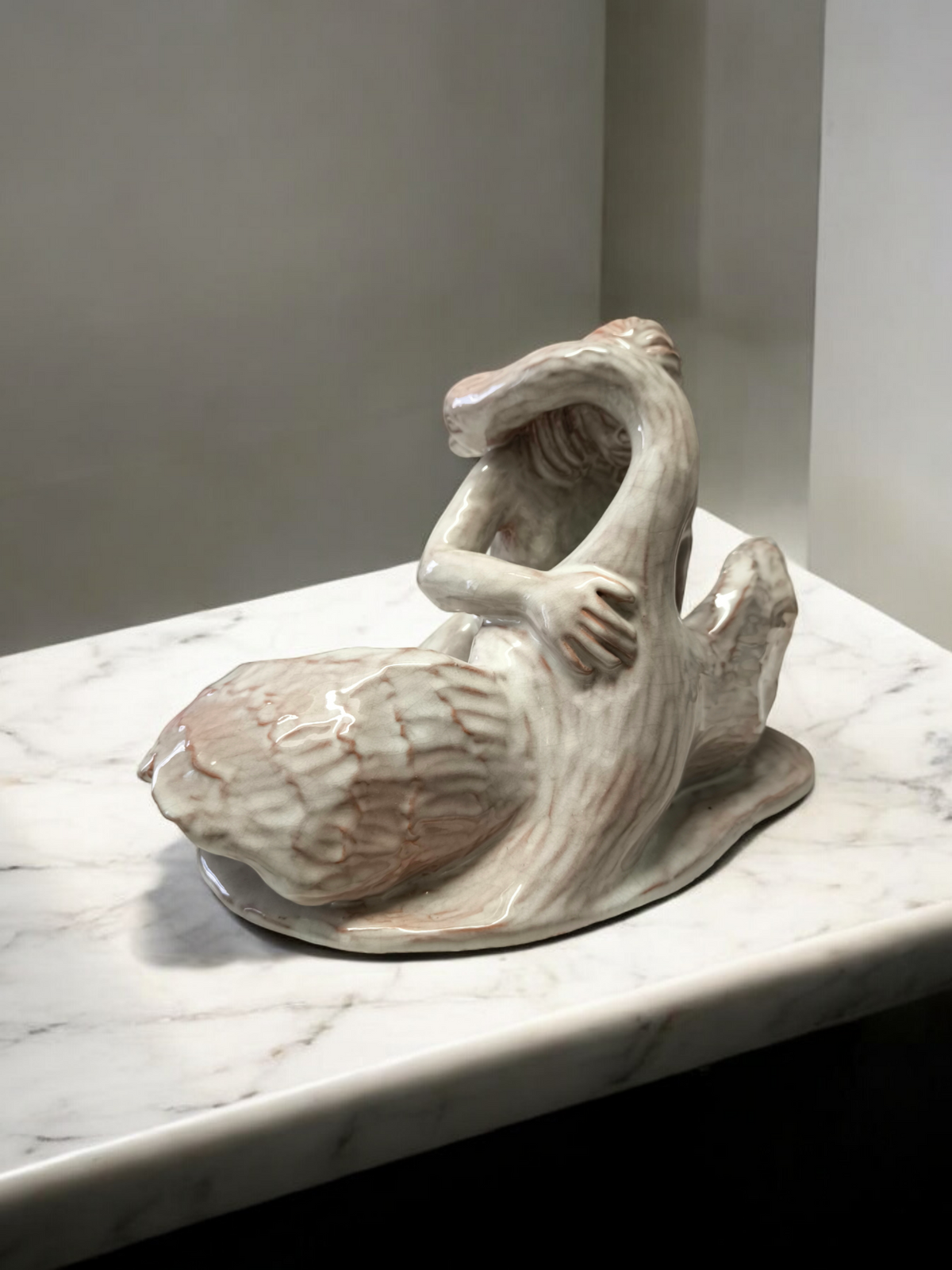 Scultura in maiolica Donna e natura abbraccio - Gioielli Pavan