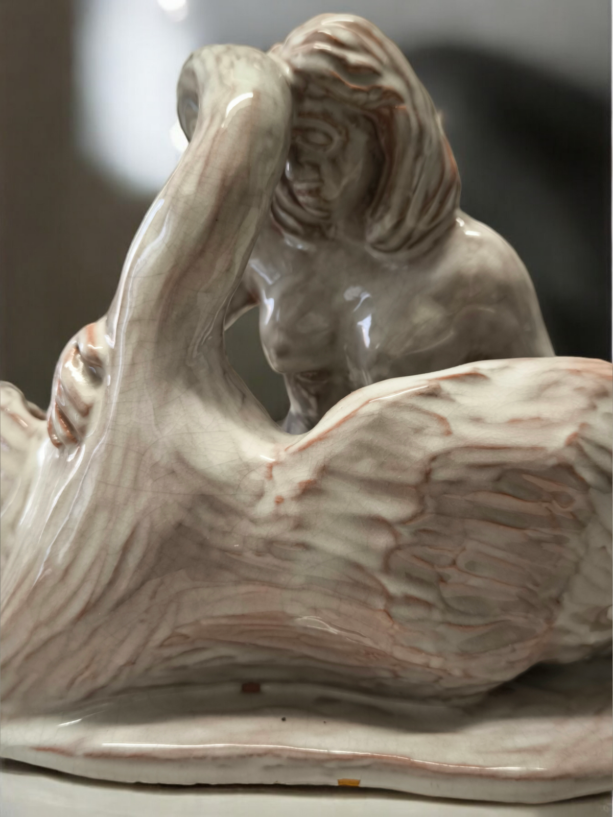 Scultura in maiolica Donna e natura abbraccio - Gioielli Pavan