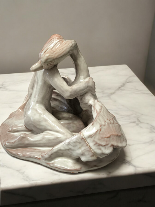 Scultura in maiolica Donna e natura abbraccio - Gioielli Pavan