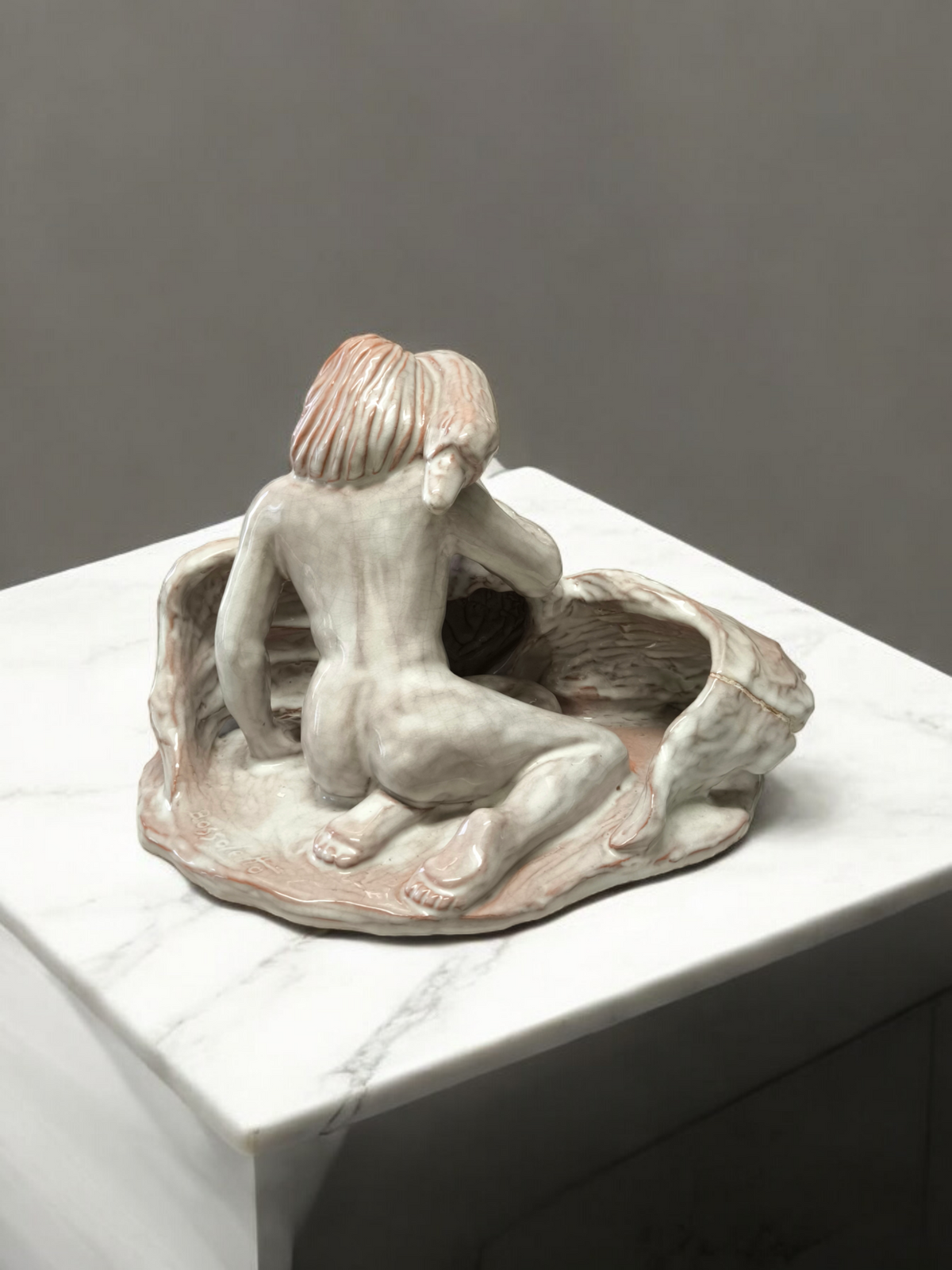 Scultura in maiolica Donna e natura abbraccio - Gioielli Pavan
