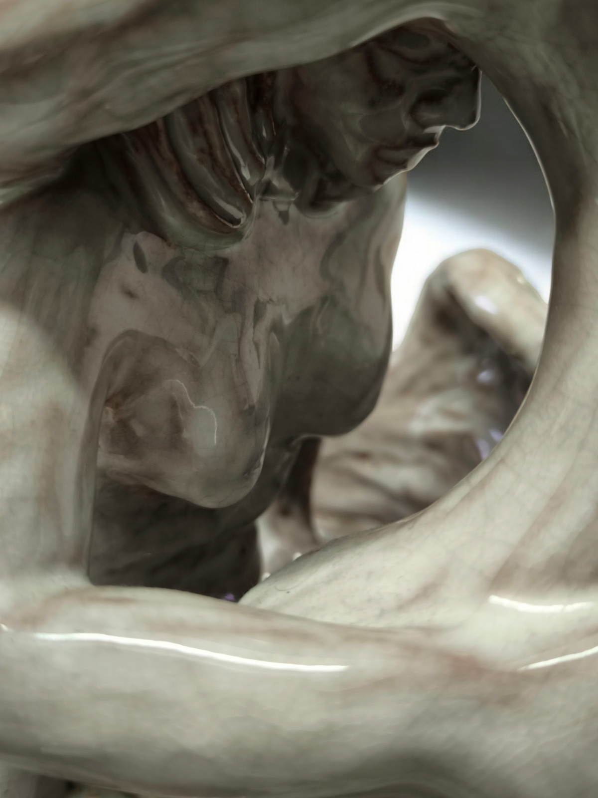 Scultura in maiolica Donna e natura abbraccio - Gioielli Pavan