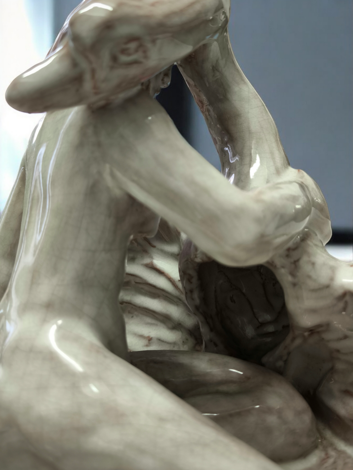Scultura in maiolica Donna e natura abbraccio - Gioielli Pavan