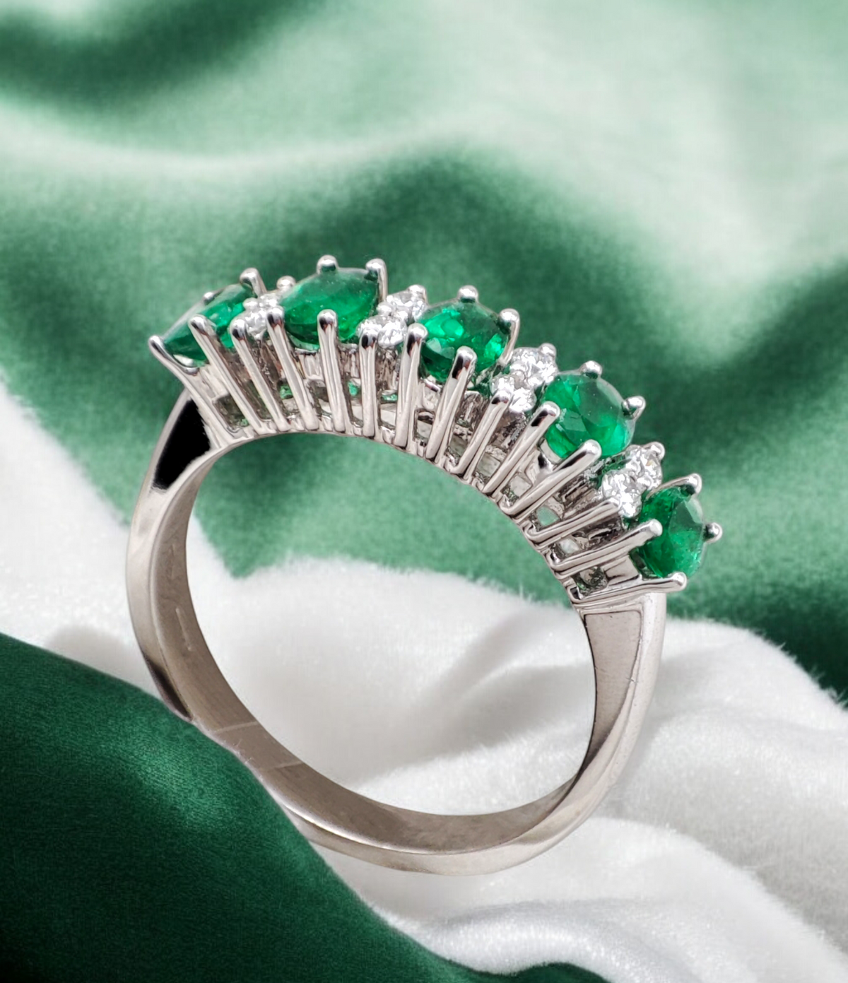 Anello in oro mezza fede con Smeraldi e Diamanti - Gioielli Pavan