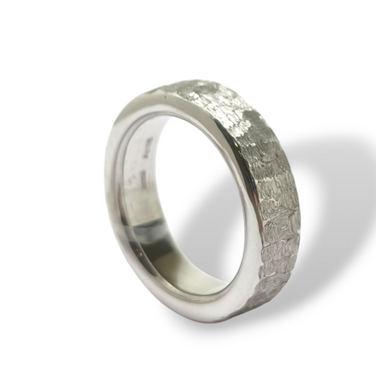 Anello Anello a fede squadrata in argento martellato - Gioielli Pavan