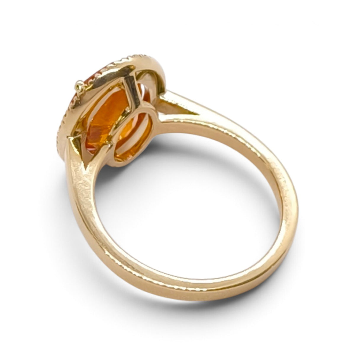 Anello in oro giallo 18 kt con zaffiro arancione e diamanti
