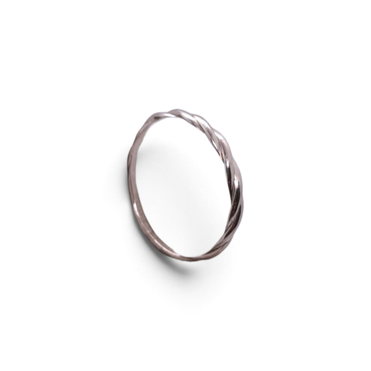 Anello a fedina sottile intrecciata in oro bianco 9k