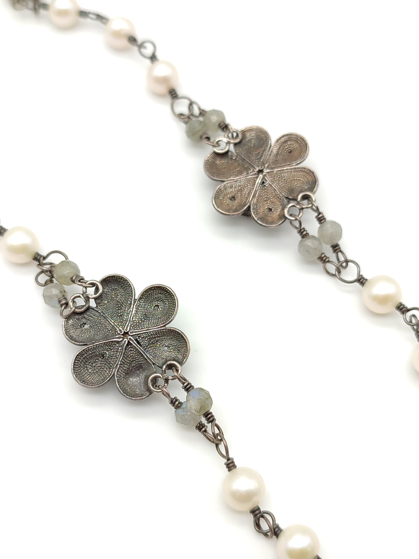 Collana in filigrana d'argento lunga con perle fiori e quarzi