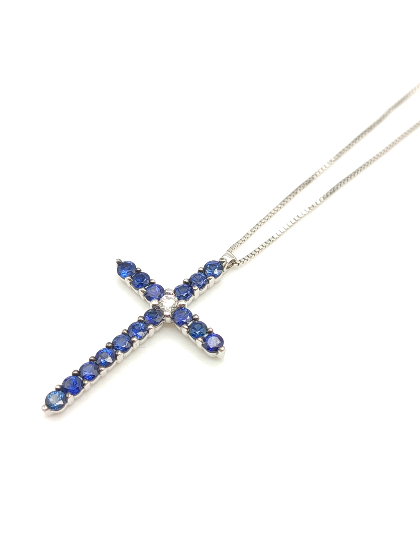 Girocollo Croce in oro bianco con Zaffiri blu e diamante