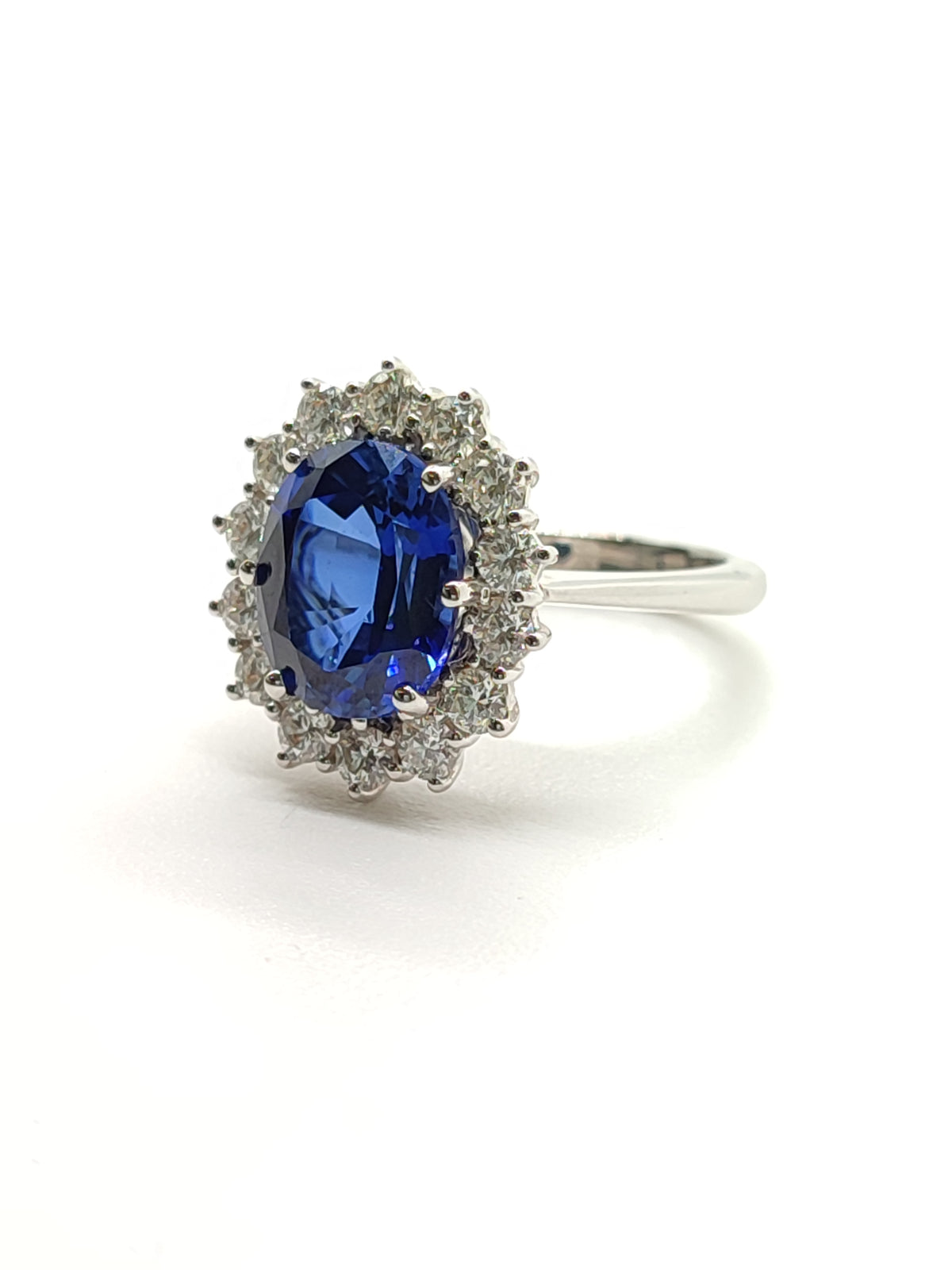 Anello solitario in oro con zaffiro creato e diamanti - Gioielli Pavan
