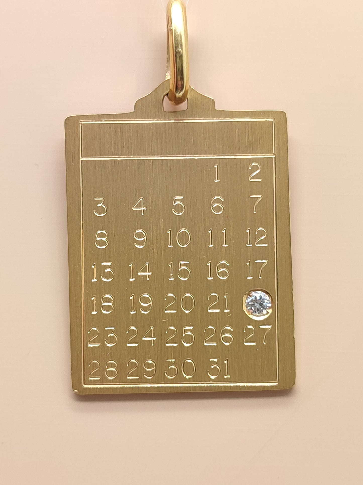 Ciondolo oro giallo medaglia con calendario e diamante