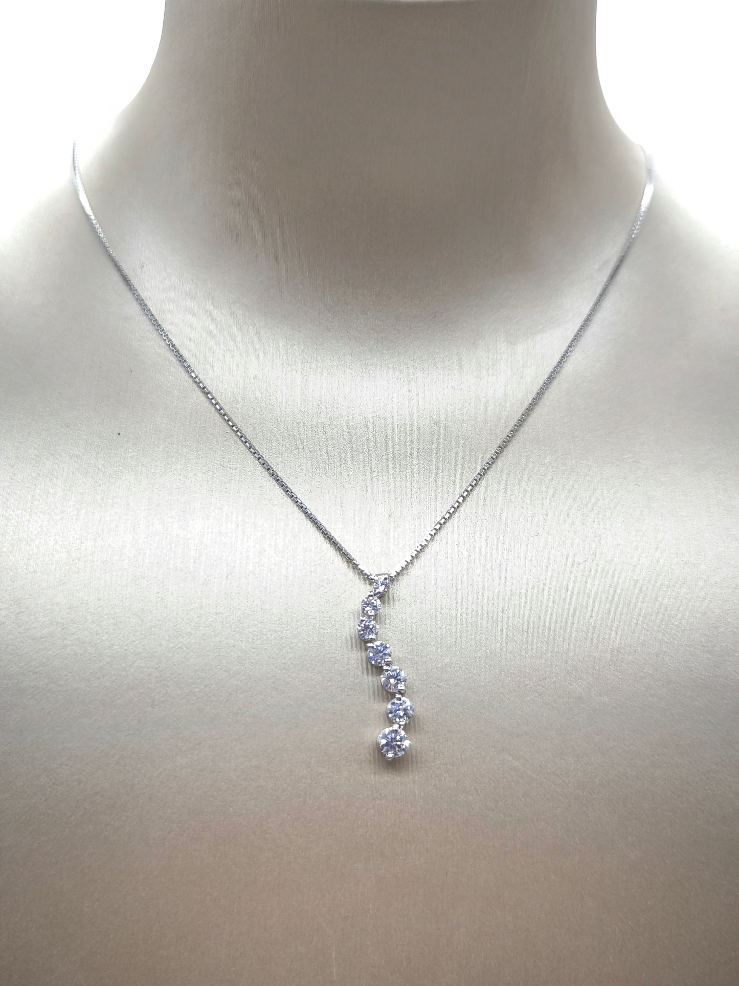 White gold necklace with scaled diamonds