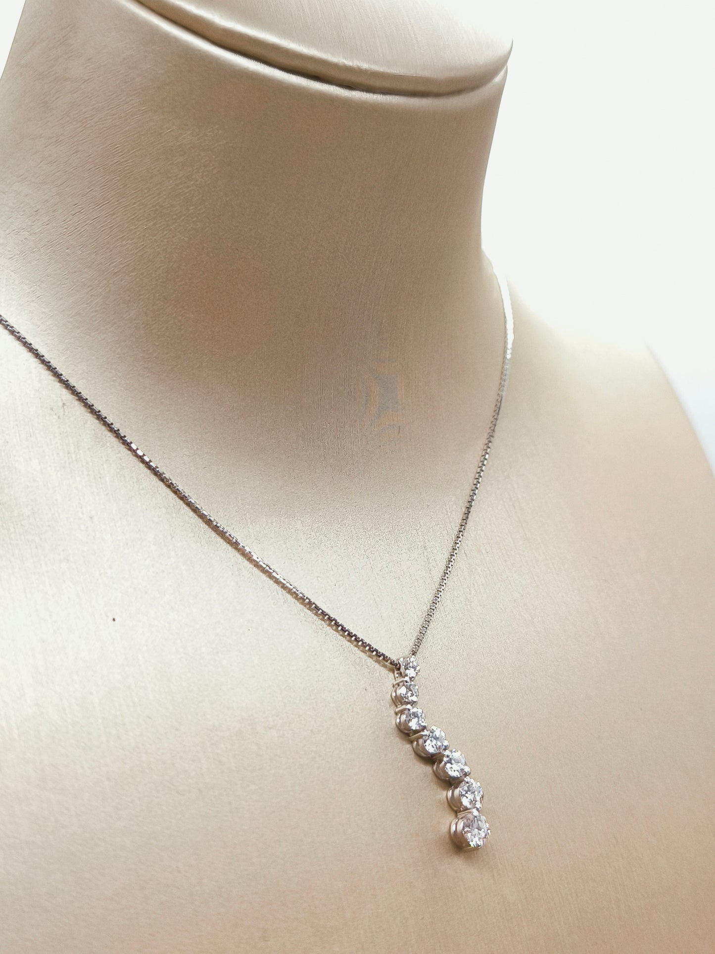 White gold necklace with scaled diamonds