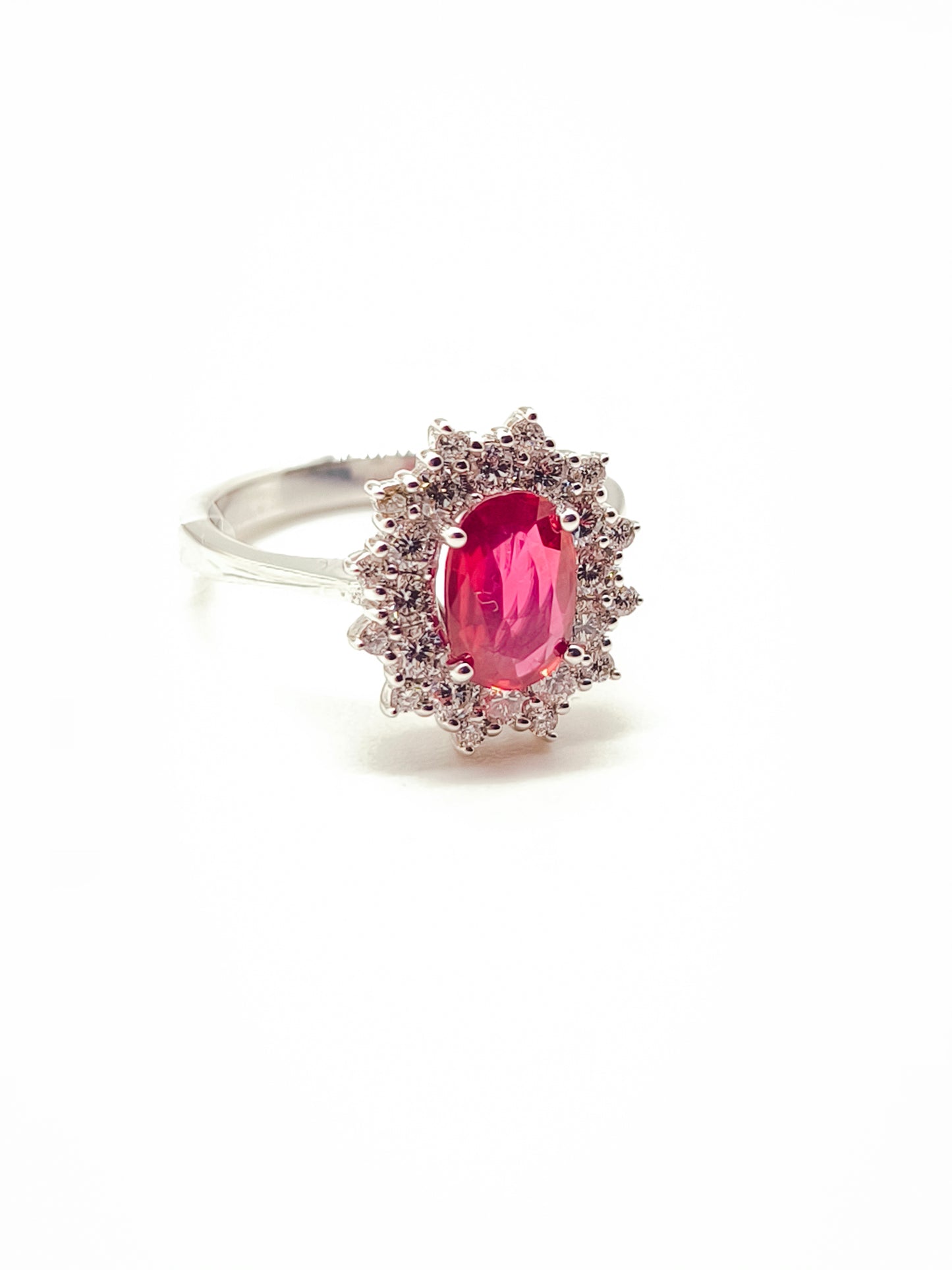 Gold ring with ruby ​​and diamonds