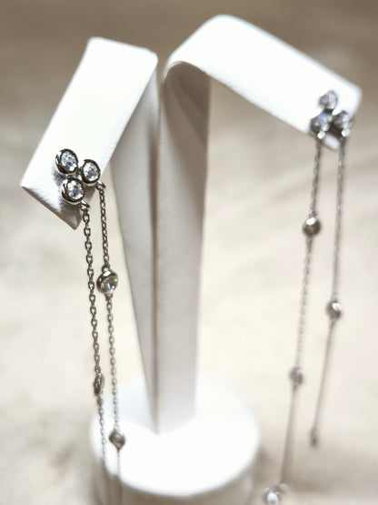 Orecchini in argento con zirconi pendenti