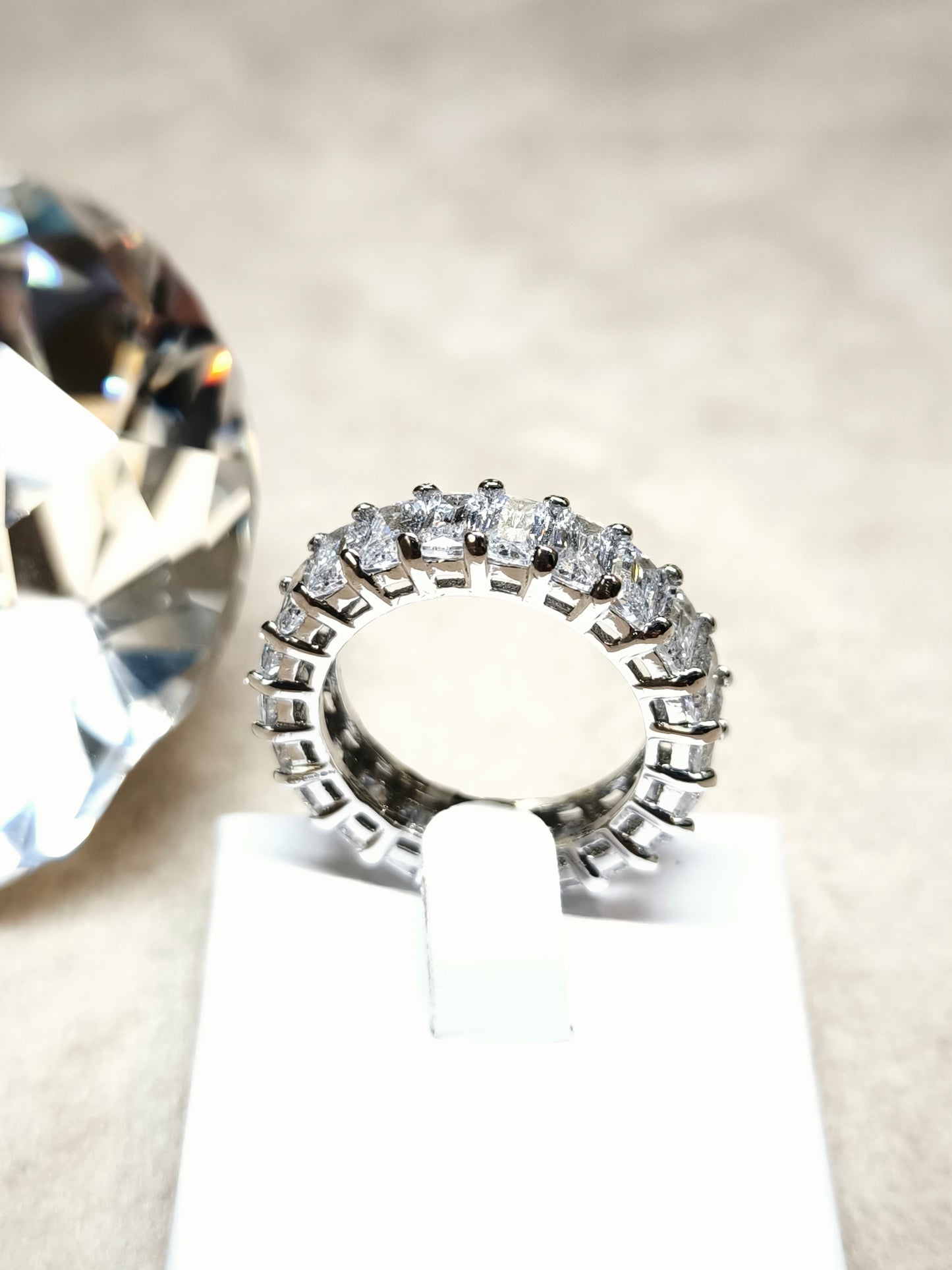 Anello in argento con zirconi baguette
