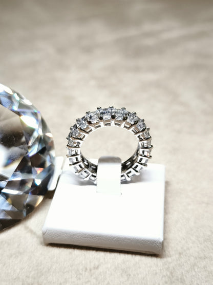 Anello in argento con zirconi baguette