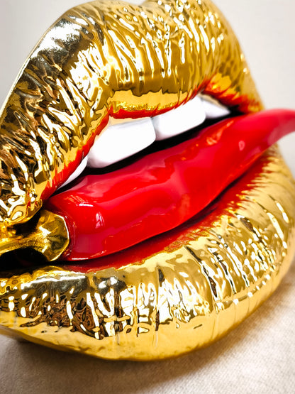 Bocca Pop-art dorata con peperoncino