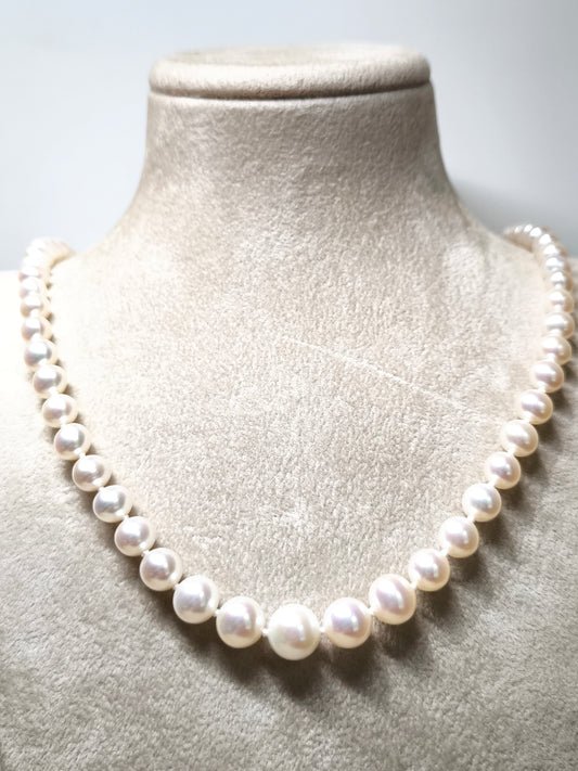 Gold necklace with scaled freshwater pearls