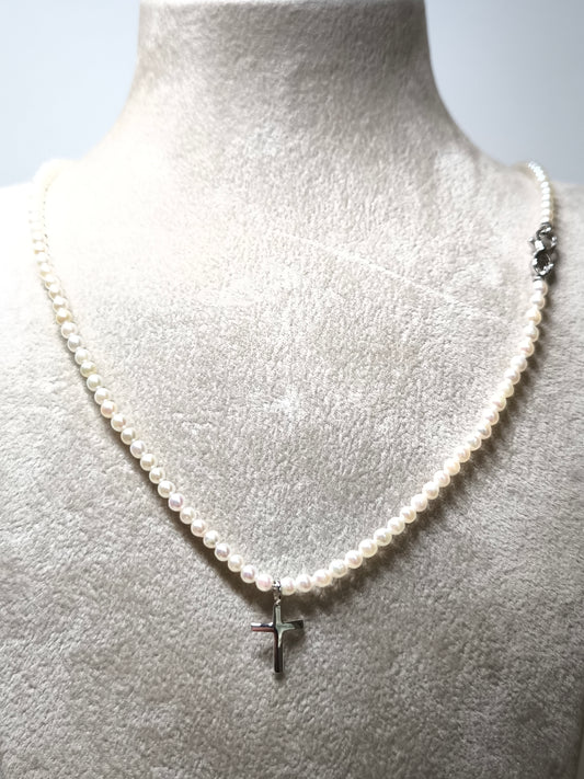 Gold necklace with freshwater pearls and diamond