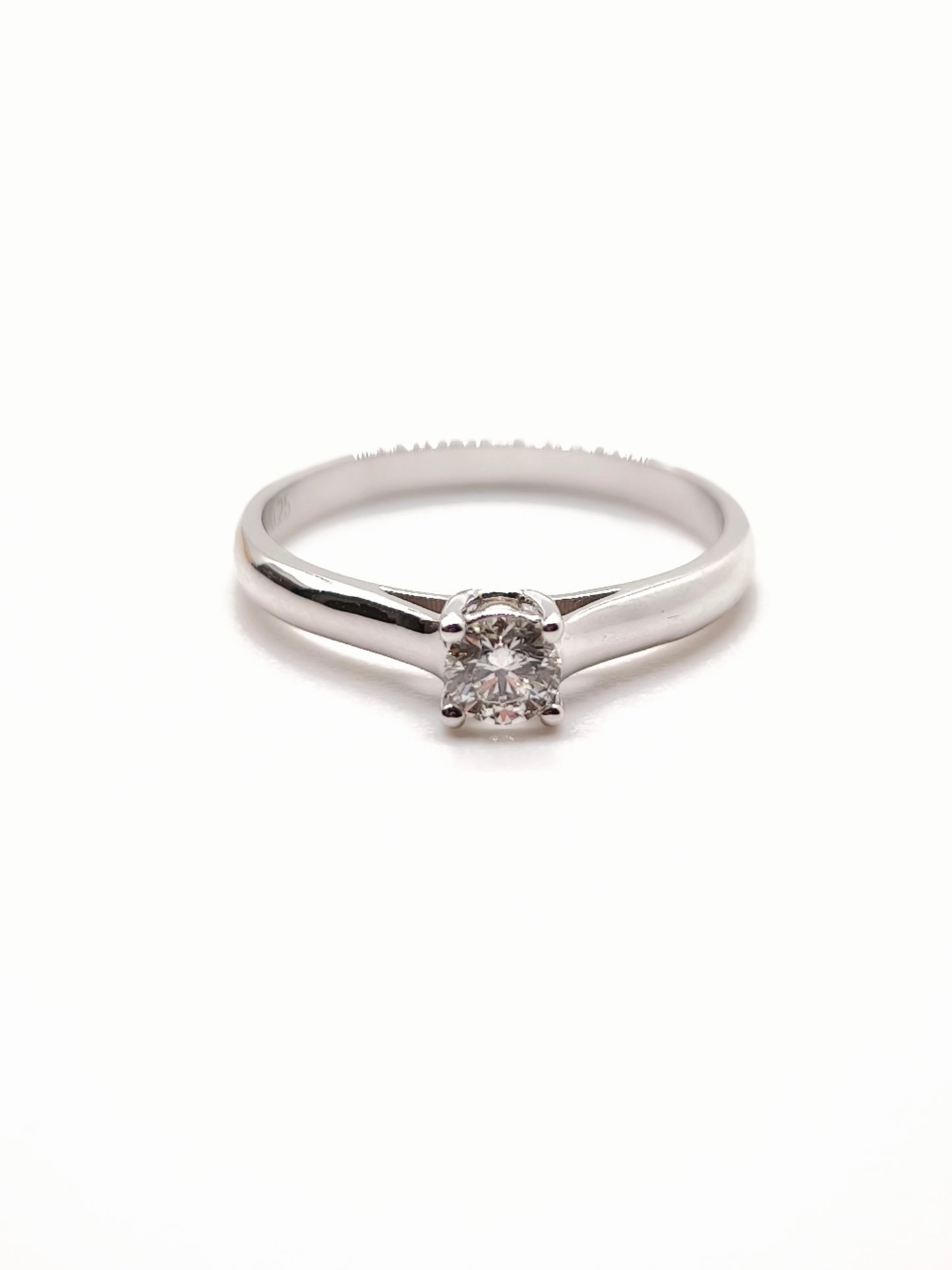 Gold solitaire ring with diamond