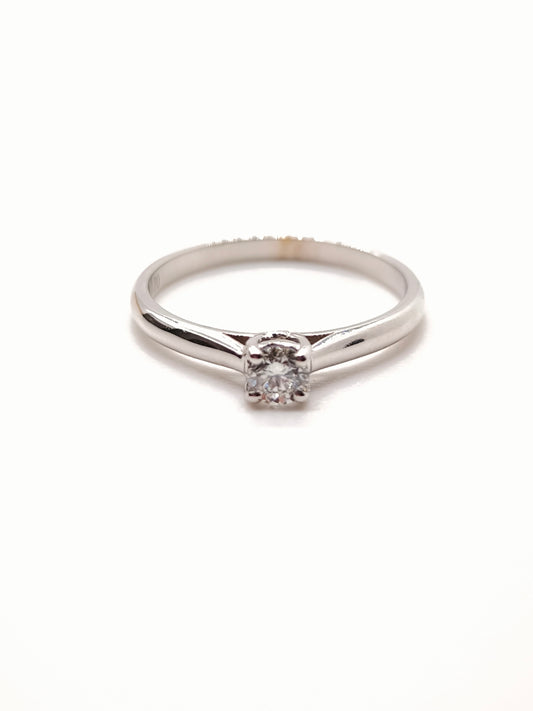 Gold solitaire ring with diamond
