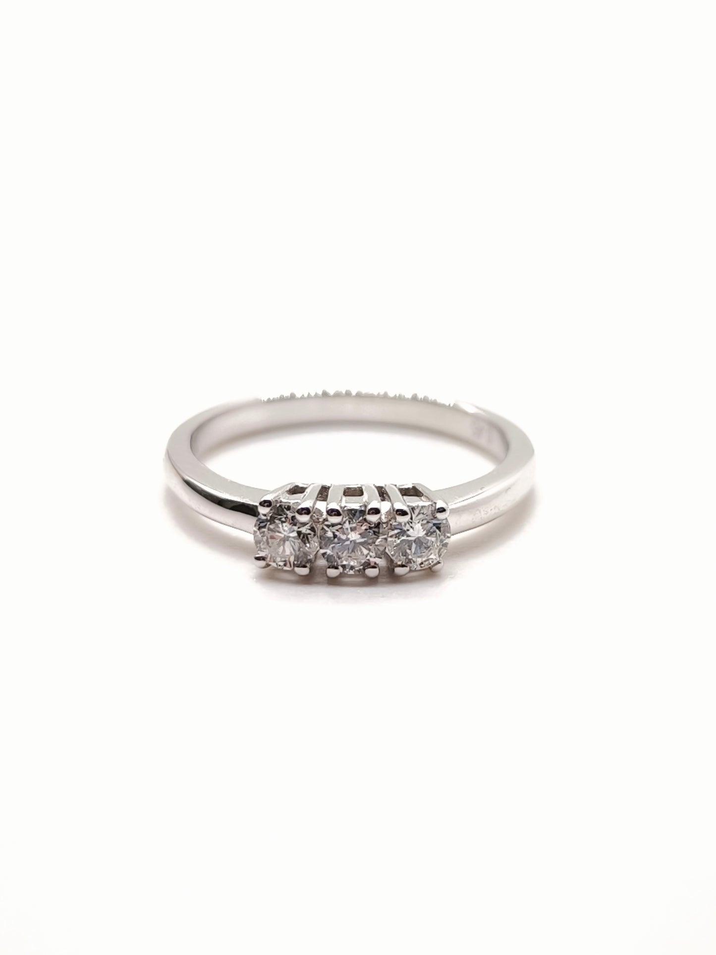 Trilogy ring in gold with diamond