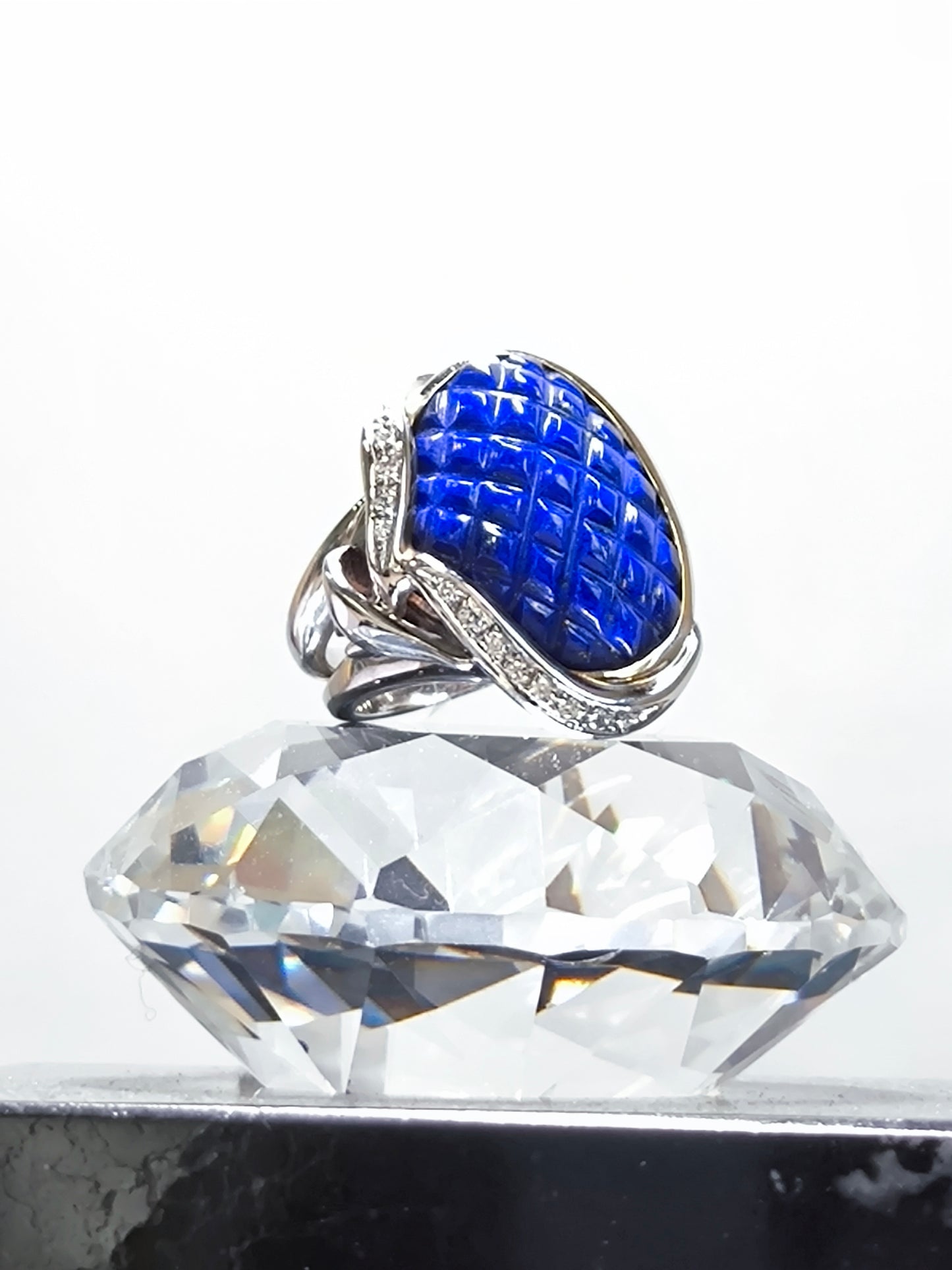 Gold ring with diamonds and lapis lazuli