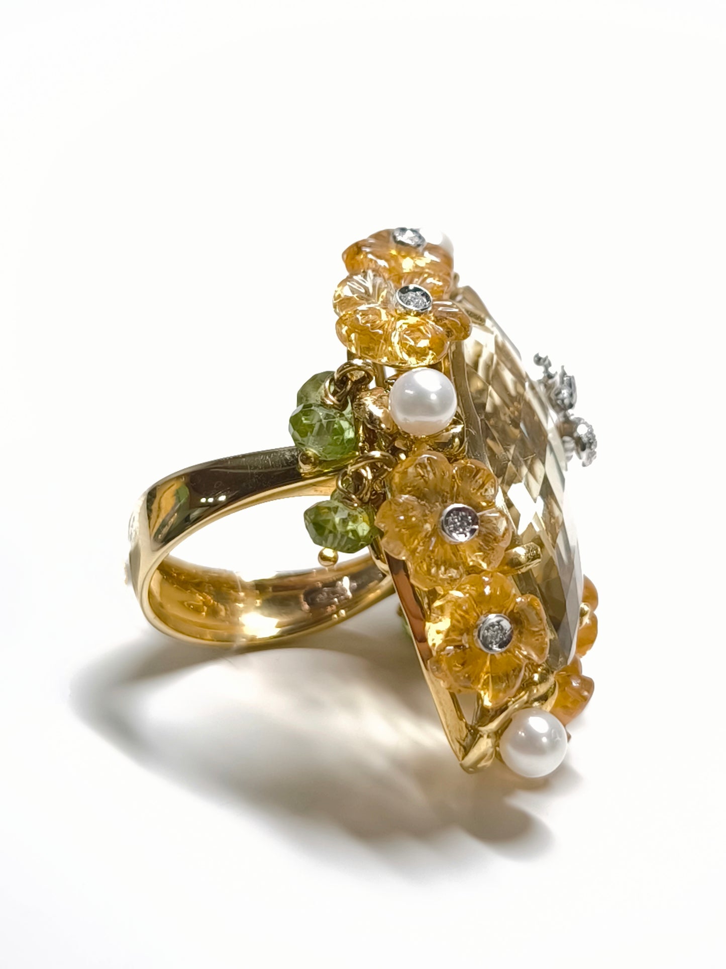 Anello floreale in oro con diamanti e quarzi