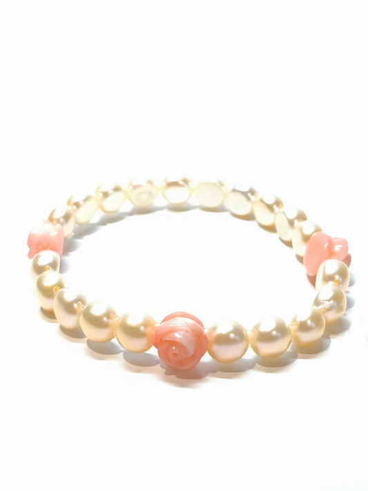 Elastic bracelet with pearls and corals