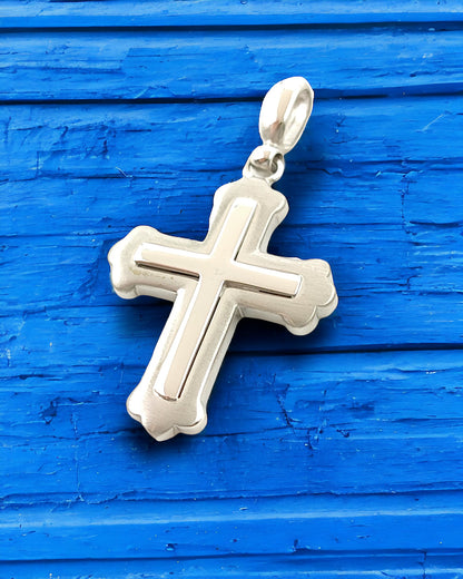 Cross pendant in polished satin white gold