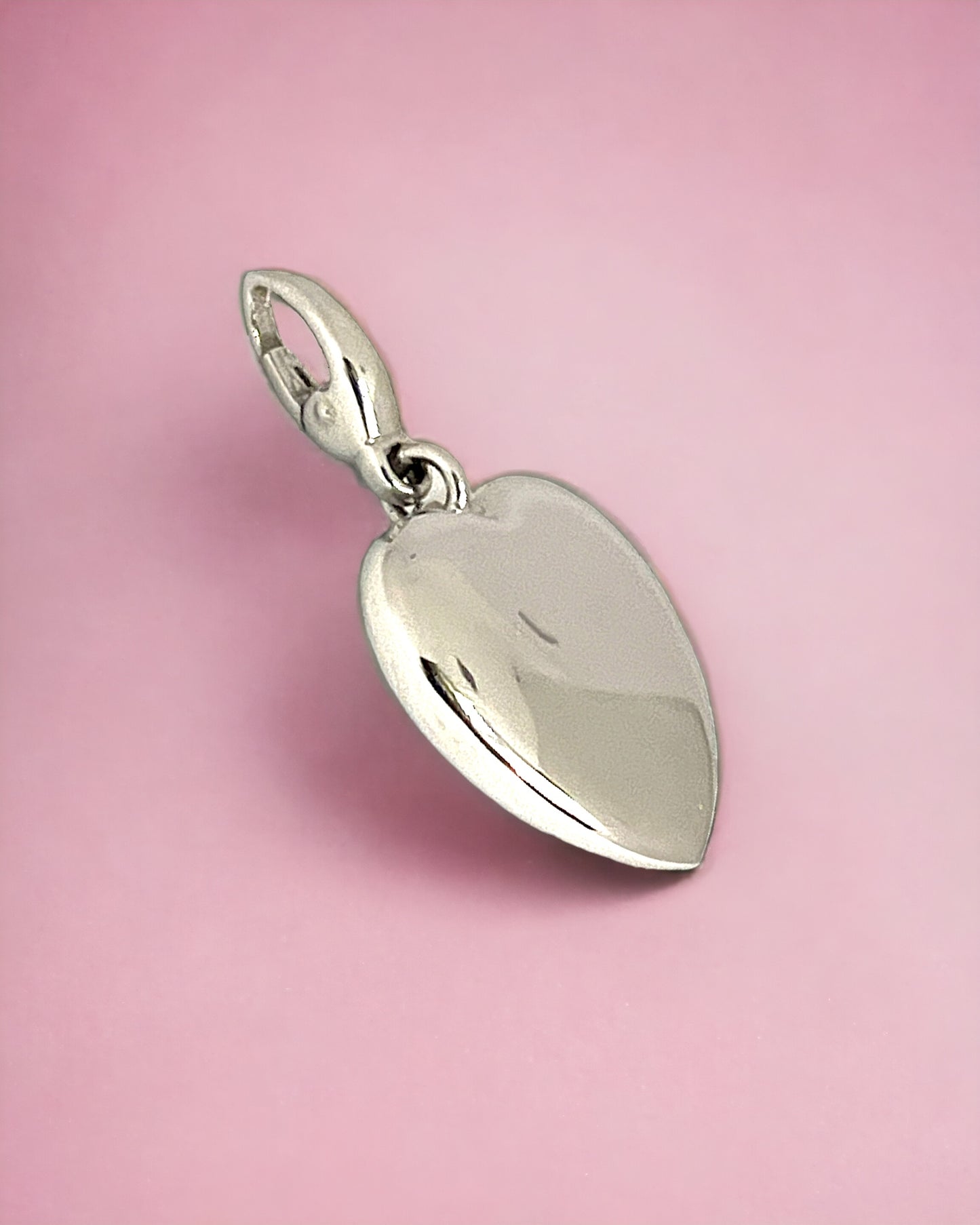 Rounded heart pendant in white gold