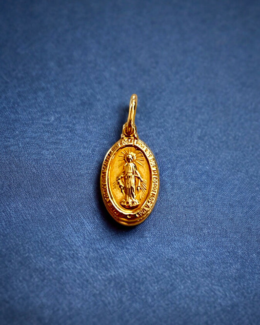 Ciondolo in oro Madonna miracolosa 1,1x2,2 cm