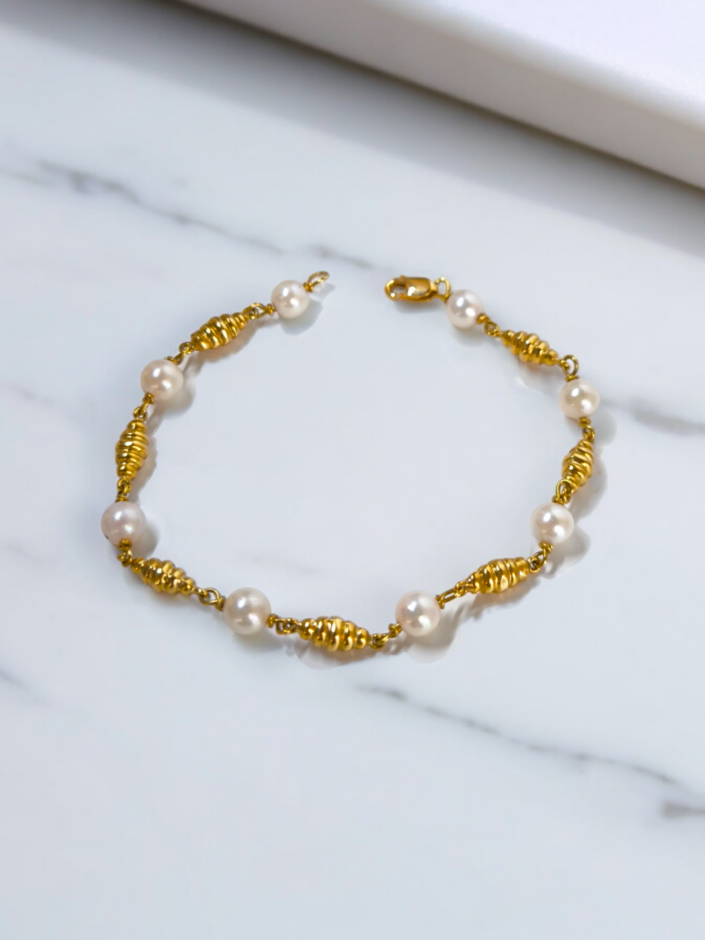 Bracciale in oro con perle giapponesi