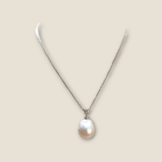 Gold necklace with Australian pearl and diamond