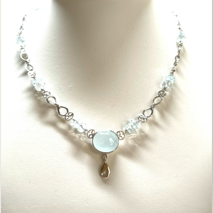 Gold necklace with diamonds and aquamarine