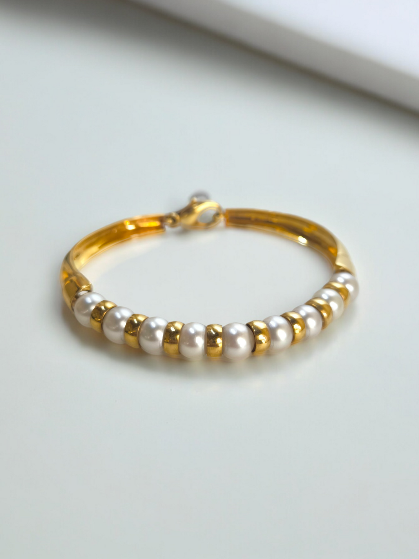 Bracciale in oro con perle giapponesi semi rigido