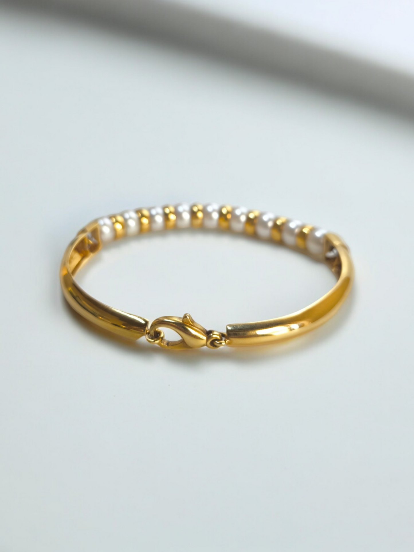 Bracciale in oro con perle giapponesi semi rigido