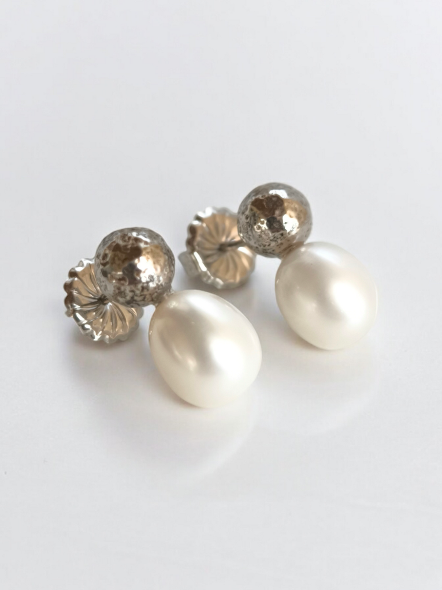 Silver earrings with Eclat pearls