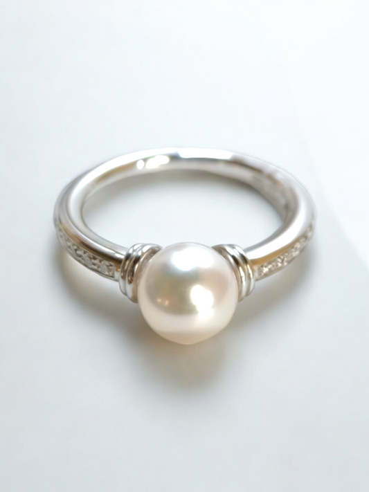 Gold ring with pearl and diamonds