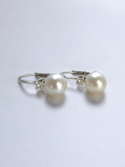 Leverback earrings with pearls and diamonds