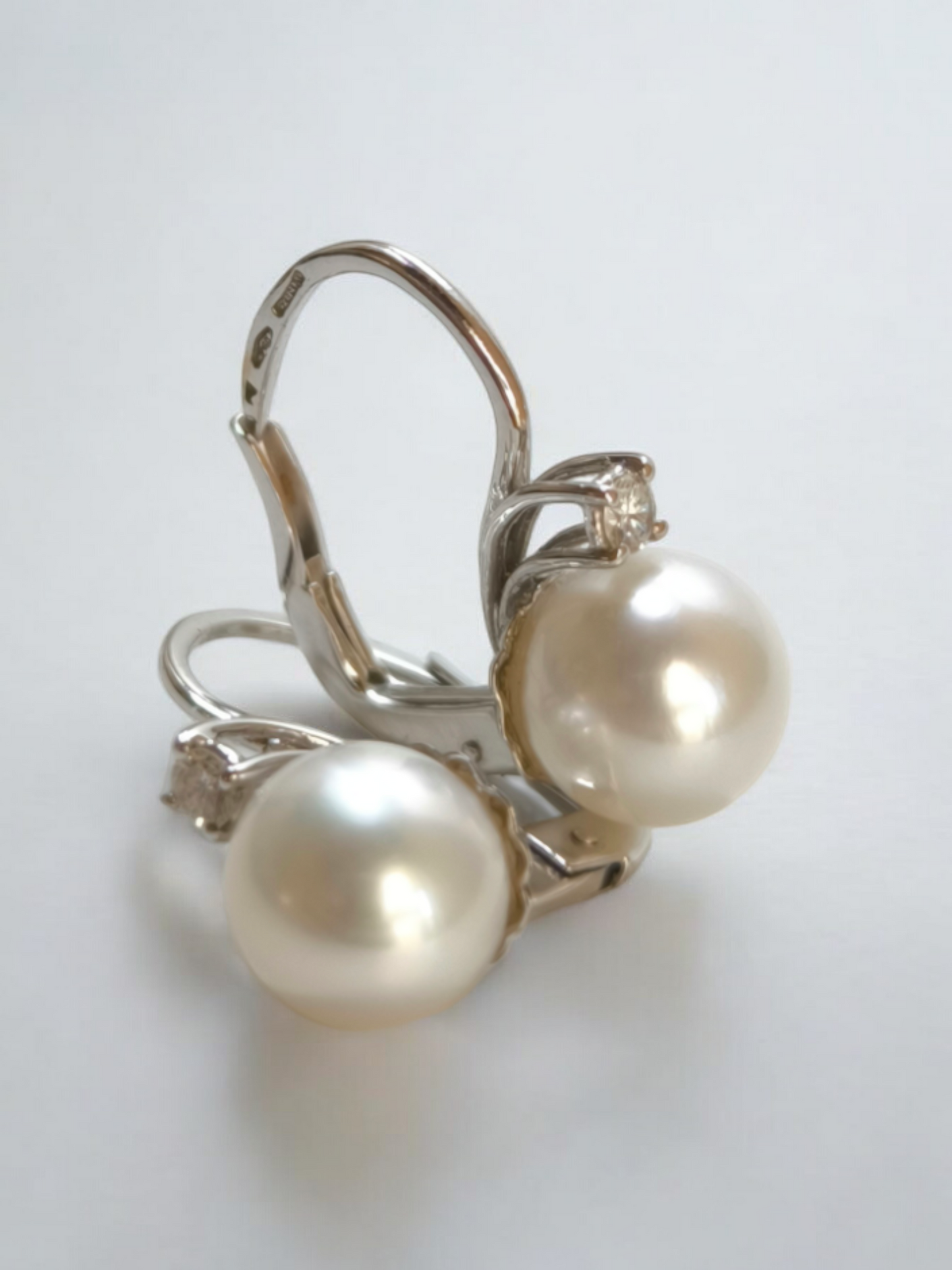 Leverback earrings with pearls and diamonds