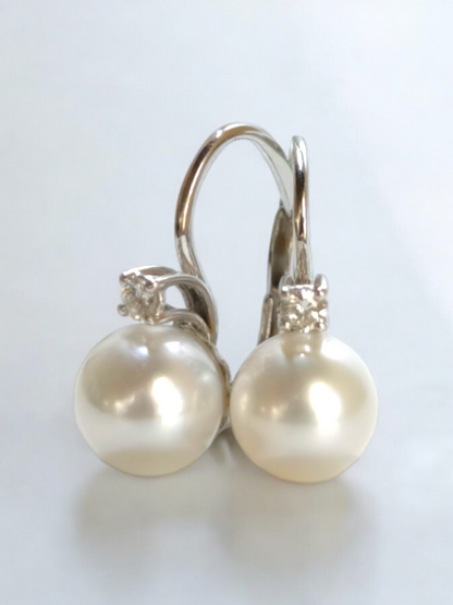 Leverback earrings with pearls and diamonds